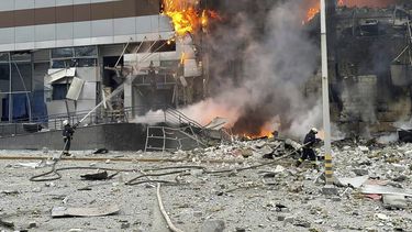 En esta imagen, distribuida por el Servicio de Emergencias de Ucrania, bomberos trabajan para sofocar un incendio en un edificio dañado por un ataque ruso, en Kiev, Ucrania, el 29 de diciembre de 2023. (Servicio de Emergencias de Ucrania vía AP)