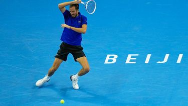 El ruso Daniil Medvedev regresa la bola al serbio Novak Djokovic en el encuentro de semifinales del Abierto de China el lunes 5 de octubre del 2026. (AP Foto/Achmad Ibrahim)