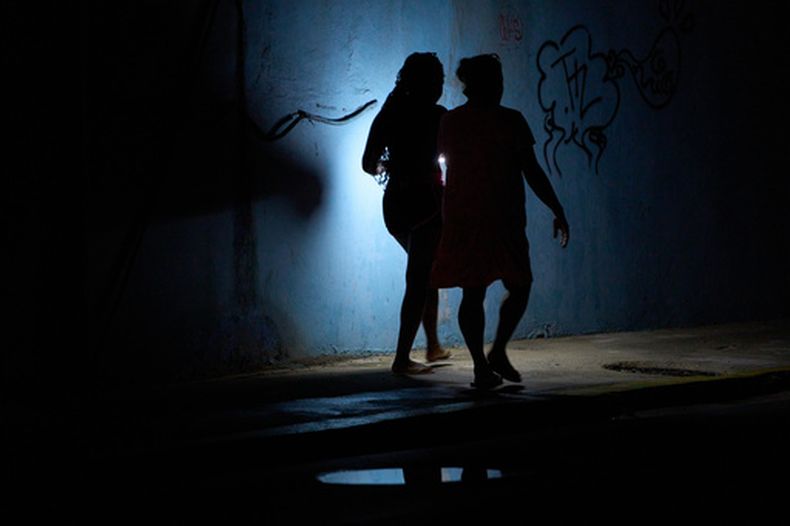 La gente camina en la noche durante un apagón en La Habana, Cuba, el viernes 10 de julio de 2026. (AP Foto/Ramón Espinosa)
