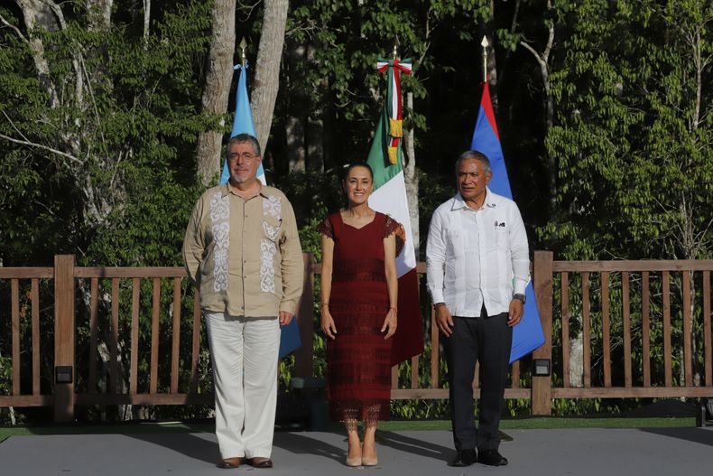 El presidente guatemalteco, Bernardo Arévalo,(de izquierda a derecha), la presidenta mexicana, Claudia Sheinbaum, y el primer ministro de Belice, Johnny Briceño, posan para una foto grupal en Calakmul, estado de Campeche, México, el viernes 15 de agosto de 2025. (Foto AP/Martín Zetina)