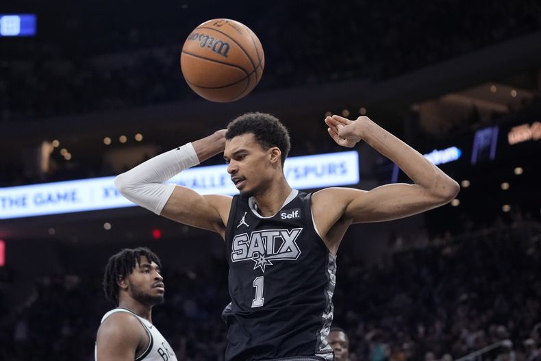 Victor Wembanyama (1), de los Spurs de San Antonio, anota en contra de los Nets de Brooklyn durante la segunda mitad del juego de baloncesto de la NBA, en Austin, Texas, en domingo 17 de marzo de 2024. (AP Photo/Eric Gay)