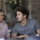 En esta imagen proporcionada por ViX, Ludwika Paleta, izquierda, y Juanpa Zurita en una escena de ¿Quieres ser mi hijo?. (ViX vía AP)