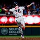 Eli White, de los Bravos de Atlanta, reacciona mientras corre las bases después de batear un jonrón solitario contra los Mets de Nueva York durante la segunda entrada del juego de béisbol de Grandes Ligas, el sábado 4 de julio de 2026, en Atlanta. (AP Foto/Erik S. Lesser)