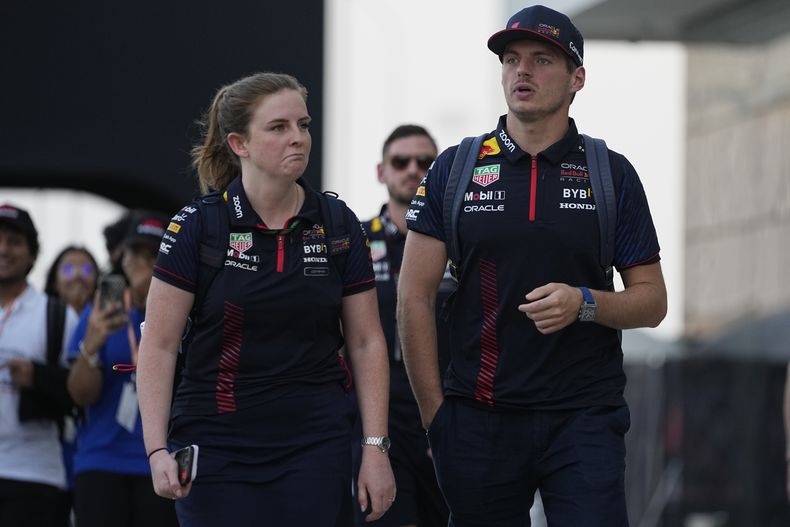 El piloto de Red Bull Max Verstappen (derecha) en el paddock del circuito de Lusail, sede del Gran Premio de Qatar, el jueves 5 de octubre de 2023. (AP Foto/Ariel Schalit)