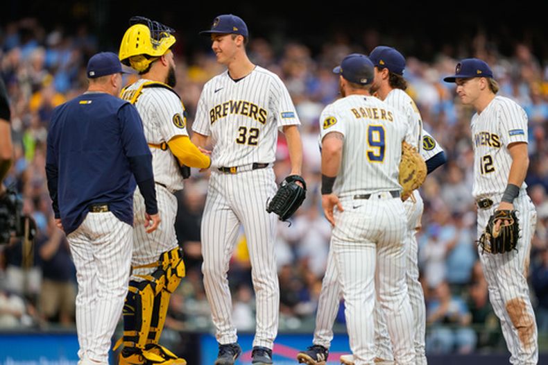 El lanzador de los Cerveceros de Milwaukee, Jacob Misiorowski (32), estrecha la mano del receptor Gary Sánchez —segundo desde la izquierda— durante un cambio de lanzador en la sexta entrada de un partido de béisbol contra los Cardenales de San Luis, el domingo 27 de septiembre de 2026, en Milwaukee. (Foto AP/Kayla Wolf)