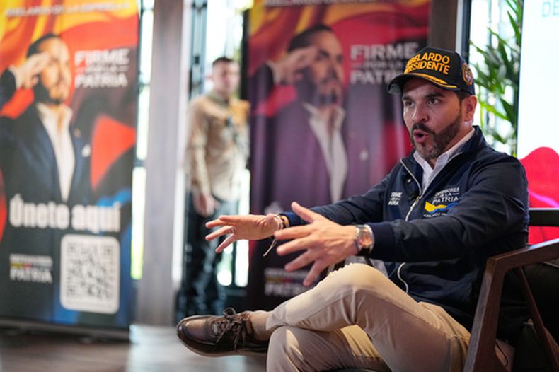 El candidato presidencial Abelardo de la Espriella, del movimiento Defensores de la Patria, habla durante una entrevista con The Associated Press en Medellín, Colombia, el miércoles 13 de mayo de 2026. (Foto AP/Fernando Vergara)