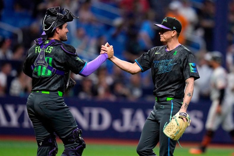 El lanzador de los Rays de Tampa Bay, Casey Legumina (derecha), celebra con el receptor Nick Fortes tras cerrar el partido contra los Gigantes de San Francisco durante un juego de béisbol el sábado 2 de mayo de 2026, en St. Petersburg, Florida. (Foto AP/Chris OMeara)