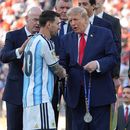 Flanqueado por el líder de la FIFA Gianni Infantino y la presidenta de México Claudia Sheinbaum, el presidente estadounidense Donald Trump entrega a Lionel Messi su medalla de subcampeón tras la final de la Copa del Mundo ante España, el domingo 19 de julio de 2026 (AP Foto/Jacquelyn Martin)