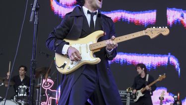 El cantautor Samuel Holden Jaffe, conocido como Del Water Gap, actúa durante el festival de música All Things Go el sábado 28 de septiembre de 2024 en el Forest Hills Stadium en Forest Hills, Nueva York. (Foto Andy Kropa/Invision/AP)