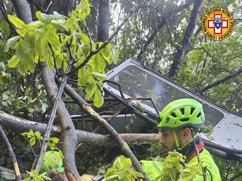 Foto entregada por el Cuerpo de Rescate Alpino y Espeleológico de Italia el 17 de abril del 2025, que muestra a rescatistas en el lugar en que cayó un teleférico cerca de Nápoles en Italia. (Cuerpo de Rescate Alpino y Espeleológico de Italia via AP)