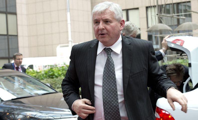 En esta foto del 24 de octubre del 2013 se ve al primer ministro checo Jiri Rusnok llegando a una cumbre de la Uni&oacute;n Europea. La televisi&oacute;n checa recogi&oacute; un di&aacute;logo que mantuvo Rusnok con el ministro de defensa Vlastimil Picek