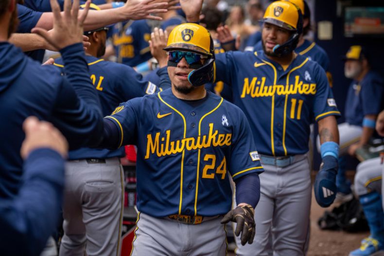 William Contreras (24), de los Cerveceros de Milwaukee, celebra tras impulsar tres carreras durante la segunda entrada de un partido de béisbol contra los Bravos de Atlanta, el domingo 21 de junio de 2026, en Atlanta. (Foto AP/Erik Rank)