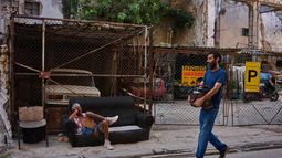 Un hombre descansa en un sofá el jueves 27 de agosto de 2026 en las calles de La Habana. (AP Foto/Ramón Espinosa)