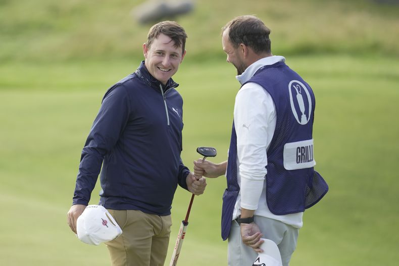 Emiliano Grillo sonríe tras completar la primera ronda del Abierto Británico, el jueves 20 de julio de 2023, en Hoylake, Inglaterra. (AP Foto/Kin Cheung)