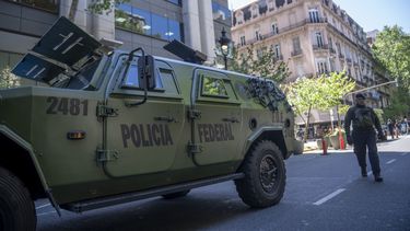 Una unidad especializada de la Policía Federal está estacionada afuera del edificio que alberga a la embajada de Israel después de una amenaza de bomba en Buenos Aires, Argentina, el miércoles 18 de octubre de 2023. Las embajadas de Israel y de Estados Unidos recibieron amenazas de bomba el miércoles por la mañana y según la policía ambas fueron falsas alarmas. (AP Foto/Víctor R. Caivano)