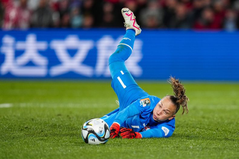 La portera de Suiza, Gaelle Thalmann, ataja un balón durante un partido del Grupo A del Mundial femenino contra Noruega, en Hamilton, Nueva Zelanda, el 25 de julio de 2023. (AP Foto/Abbie Parr)