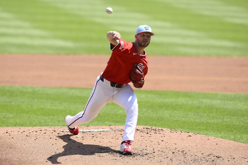 El lanzador abridor de los Nacionales de Washington, Michael Soroka, lanza durante la segunda entrada de un partido de béisbol contra los Medias Rojas de Boston, el viernes 4 de julio de 2025, en Washington. (AP Photo/Nick Wass)