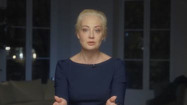 En esta imagen, tomada de un video distribuido por el equipo de Navalny el 19 de febrero de 2024, Yulia Navalnaya, viuda del líder opositor Alexei Navalny, ofrece un mensaje en video. (Equipo de Navalny vía AP)