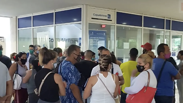 decenas de cubanos abarrotan las oficinas de copa airlines en la habana para comprar pasajes a nicaragua