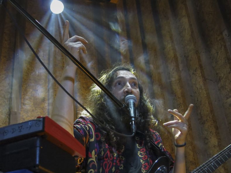 Eblis Álvarez de Meridian Brothers se presenta durante un concierto en la Ciudad de México el miércoles 31 de julio de 2024. (Foto AP/Berenice Bautista)