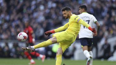El portero del Tottenham Hugo Lloris patea el balón durante el encuentro de la Liga Premier ante el Bournemouth el sábado 15 de abril del 2023. (AP Foto/Ian Walton)