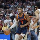 RJ Barrett (9), de los Knicks de Nueva York, conduce el balón frente a Jarrett Allen (31), de los Cavaliers de Cleveland, mientras Mitchell Robinson (23), de Nueva York, observa durante la segunda mitad del Juego 5 de la serie de primera ronda del baloncesto de la NBA, el miércoles 26 de abril de 2023, en Cleveland. Los Knicks ganaron 106-95 y se llevaron la serie. (AP Foto/Phil Long)