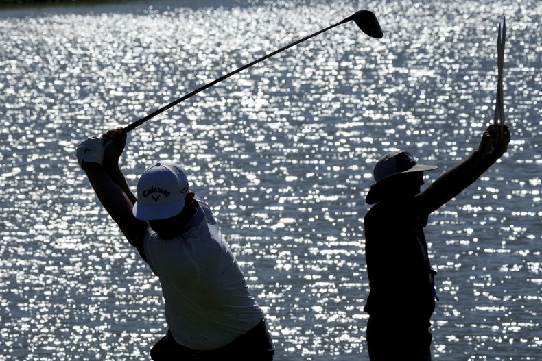 El sudafricano Erik van Rooyen realiza su tiro de salida al hoyo 16 durante la primera ronda del Abierto Mexicano en Puerto Vallarta, el jueves 22 de febrero de 2024 (AP Foto/Fernando Llano)