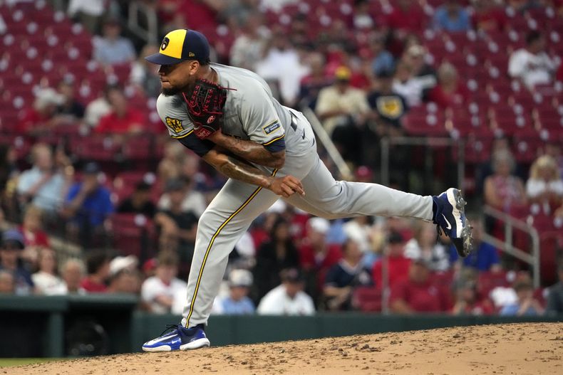 El dominicano Frankie Montás, abridor de los Cerveceros de Milwaukee, lanza durante el juego del martes 20 de agosto de 2024, ante los Cardenales de San Luis (AP Foto/Jeff Roberson)