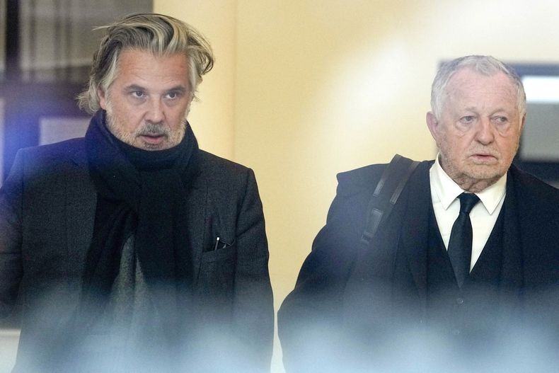 ARCHIVO - Vincent Labrune, a la izquierda, jefe de la liga francesa de fútbol, y Jean-Michel Aulas, presidente del equipo de fútbol Olympique Lyonnais, salen de la federación francesa de fútbol, el 11 de enero de 2023, en París. (AP Foto/Michel Euler, Archivo)