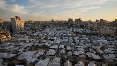 Un campamento improvisado para palestinos desplazados que perdieron sus hogares durante la guerra de Israel y Hamás se extiende por Ciudad de Gaza, el martes 6 de octubre de 2026. (AP Foto/Jehad Alshrafi)
