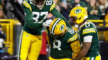 Josh Jacobs, corredor de los Packers de Green Bay, festeja tras anotar ante los Panthers de Carolina, el jueves 29 de octubre de 2026 (AP Foto/Mike Roemer)