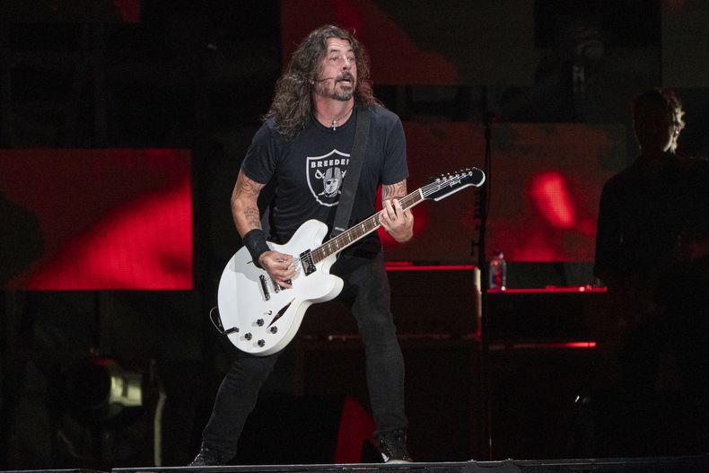 ARCHIVO - Dave Grohl de Foo Fighters se presenta en el Festival dété de Québec, el 8 de julio de 2023, en Plains of Abraham en la ciudad de Quebec. (Foto de Amy Harris/Invision/AP, Archivo)