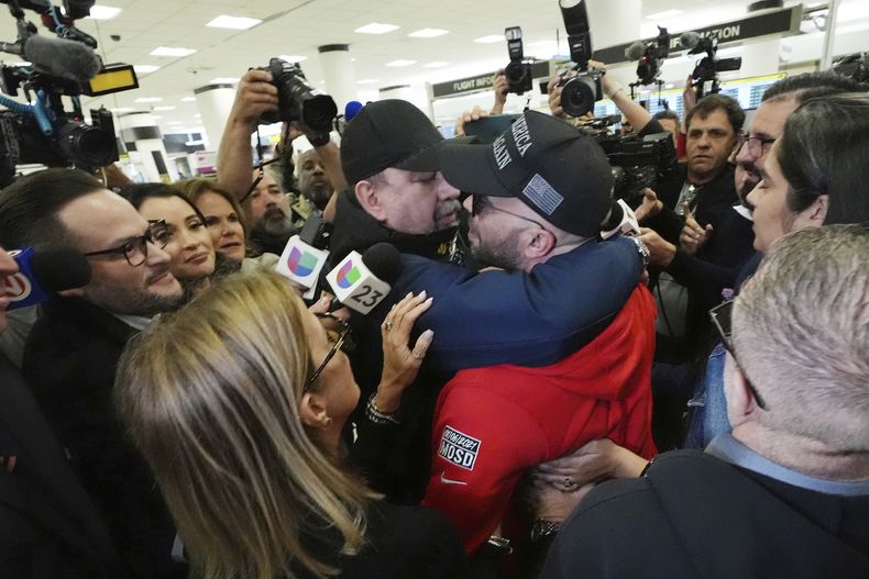 Enrique Tarrio, centro derecha, es abrazado por un simpatizante tras llegar al Aeropuerto Internacional de Miami, el miércoles 22 de enero de 2025, en Miami. (AP foto/Marta Lavandier)