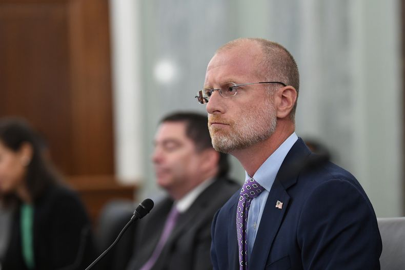 ARCHIVO - Brendan Carr escucha durante una audiencia del Comité de Comercio, Ciencia y Transporte del Senado para examinar la Comisión Federal de Comunicaciones en el Capitolio en Washington, el 24 de junio de 2020. (Jonathan Newton/The Washington Post via AP, archivo)