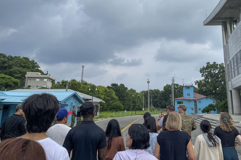 Un grupo de turistas se encuentra en la Zona Desmilitarizada entre las dos Coreas en Paju, Corea del Sur, 18 de julio de 2023. Poco después de la toma de esta foto, el soldado estadounidense Travis King corrió al otro lado de la frontera y fue apresado en Corea del Norte. (AP Foto/Sarah Jane Leslie)