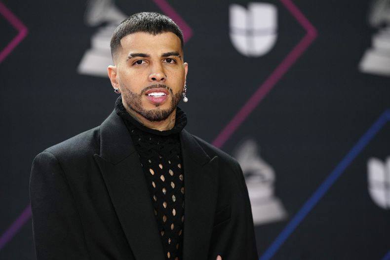 ARCHIVO - Rauw Alejandro llega a la 22a entrega anual del Latin Grammy el 18 de noviembre de 2021 en el MGM Grand Garden Arena en Las Vegas. Rauw Alejandro se presentará en los Latin Grmamy el 16 de noviembre de 2023. (Foto Eric Jamison/Invision/AP, archivo)