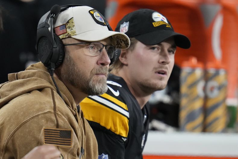 Matt Canada, izquierda, coordinador ofensivo de los Steelers de Pittsburgh, se sienta al lado del quarterback Kenny Pickett, durante la primera mitad del juego de la NFL en contra de los Titans de Tennessee, el jueves 2 de noviembre de 2023, en Pittsburgh. Canada fue despedido el martes 21 de noviembre de 2023. (AP Foto/Gene J. Puskar)