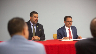De izquierda a derecha, el presidente de la Cámara de Representantes, Rafael “Tatito” Hernández y su homólogo en el Senado, José Luis Dalmau, mientras se dirigían a los miembros de la colectividad.