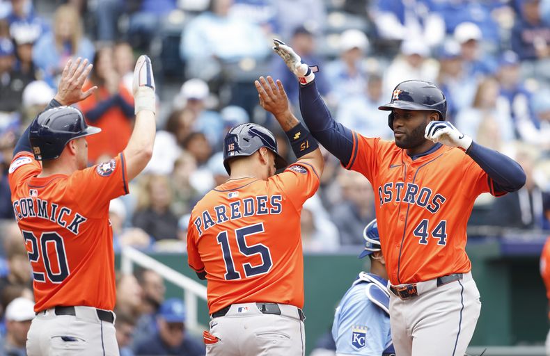 Yordan Álvarez (44), de los Astros de Houston, celebra después de conectar un jonrón de tres carreras con Chas McCormick (20) e Isaac Paredes (15) durante la tercera entrada de un juego de béisbol contra los Reales de Kansas City en Kansas City, Missouri, el domingo 27 de abril de 2025. (AP Foto/Colin E. Braley)