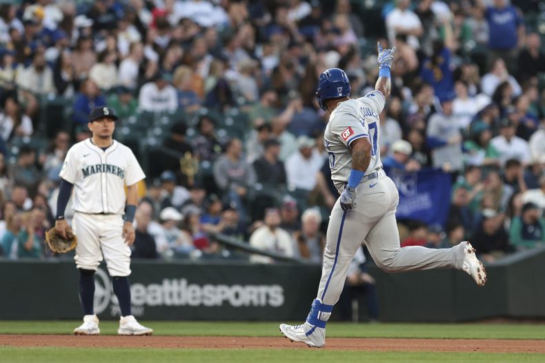 El boricua Nelson Velázquez, de los Reales de Kansas City, recorre las bases luego de sacudir un jonrón ante los Marineros de Seattle, el martes 14 de mayo de 2024 (AP Foto/Jason Redmond)