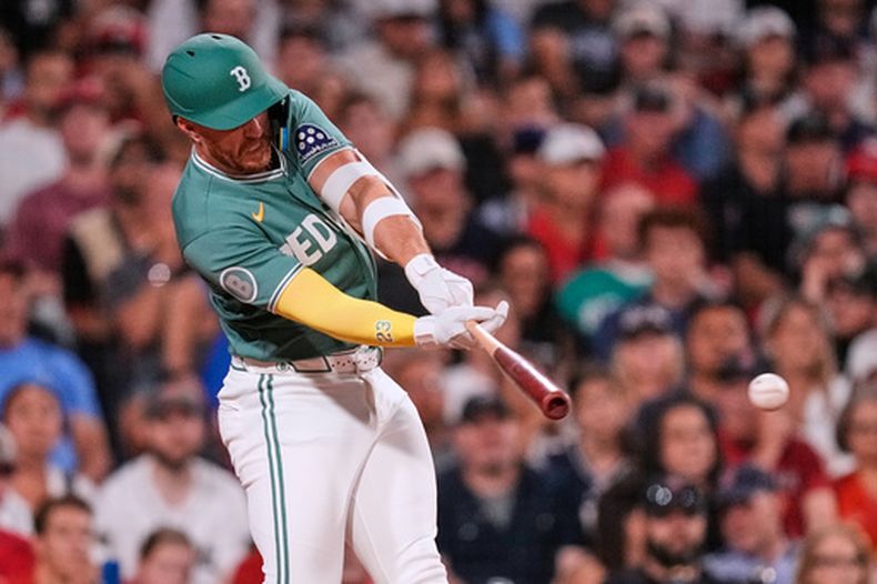 Romy González, de los Medias Rojas de Boston, pega un doble productor en el duelo del viernes 24 de julio de 2026 ante los Azulejos de Toronto (AP Foto/Charles Krupa)