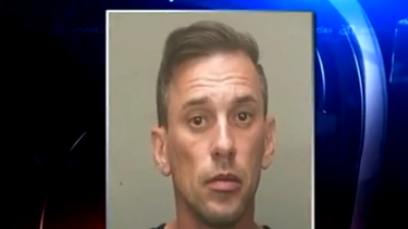 americateve | Un nuevo escandalo se desató en Hialeah después de que un alto funcionario de esa ciudad fue arrestado por consumo de drogas tras introducirse en el recto una peligrosa pipa de cristal.