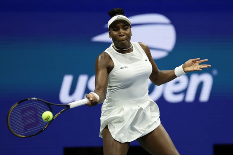 ARCHIVO - Venus Williams devuelve en su partido de dobles junto a Serena Williams contra Hao-Ching Chan y Maya Joint en el Abierto de Estados Unidos, el viernes 4 de septiembre de 2026, en Nueva York. (AP Foto/Adam Hunger)