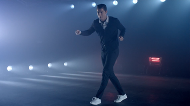 la estrella del real madrid promociono su propia linea de ropa con una coreografia muy particular. video