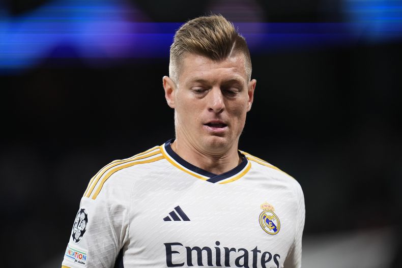 Toni Kroos de Real Madrid durante el partido contra Leipzig en los octavos de final de la Liga de Campeones, el miércoles 6 de marzo de 2024. (AP Foto/Manu Fernández)