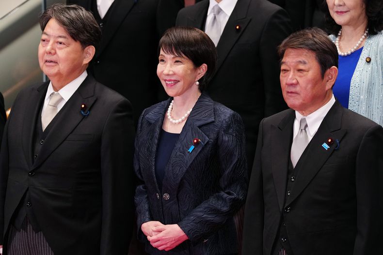 La primera ministra de Japón, Sanae Takaichi, al frente, centro, y los miembros de su nuevo gabinete, posan en una foto grupal en Tokio, el 21 de octubre de 2025. (Jia Haocheng/Pool vía AP)