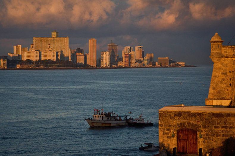 Activistas ondean banderas cubanas y palestinas desde el buque Maguro, que llega desde México con ayuda humanitaria como parte del Convoy Nuestra América, en la Bahía de La Habana, Cuba, martes 24 de marzo de 2026. (Foto AP/Ramón Espinosa)