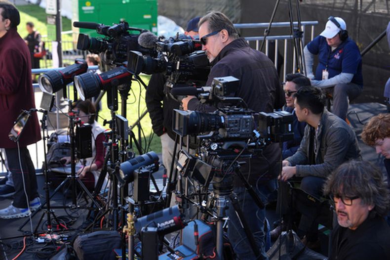 Trabajadores de televisoras preparan su equipo antes de que lleguen el presidente de Estados Unidos, Donald Trump; la primera dama, Melania Trump; el presidente de China, Xi Jinping, y su esposa, Peng Liyuan, al Museo de Archivos Nacionales, el viernes 25 de septiembre de 2026, en Washington. (AP Foto/Julia Demaree Nikhinson)