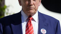 El precandidato presidencial republicano y expresidente Donald Trump escucha la pregunta de un reportero tras votar en la elección primaria de Florida en Palm Beach, Florida, el martes 19 de marzo de 2024. (AP Foto/Wilfredo Lee)