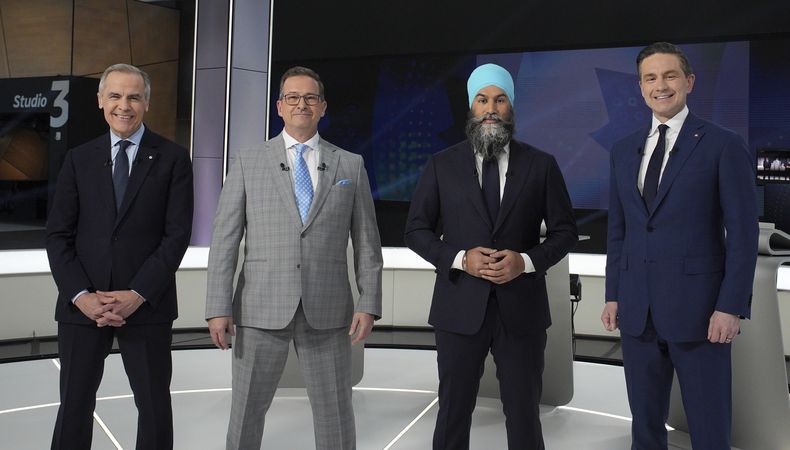 De izquierda a derecha, el líder del Partido Liberal Mark Carney, el líder de Bloc Quebecois Leader Yves-Francois Blanchet, el dirigente del Nuevo Partido Democrático Jagmeet Singh y el presidente del Partido Conservador Pierre Poilievre posan para una fotografía antes del debate federal en francés, el miércoles 16 de abril de 2025, en Montreal. (Christopher Katsarov/The Canadian Press vía AP)